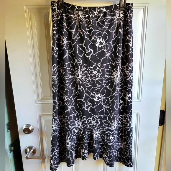 Van Heusen Dresses & Skirts - Van Heusen women size small  black and white floral midi